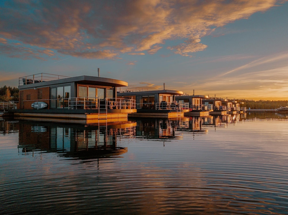 Floating House at Lake Barwalder See