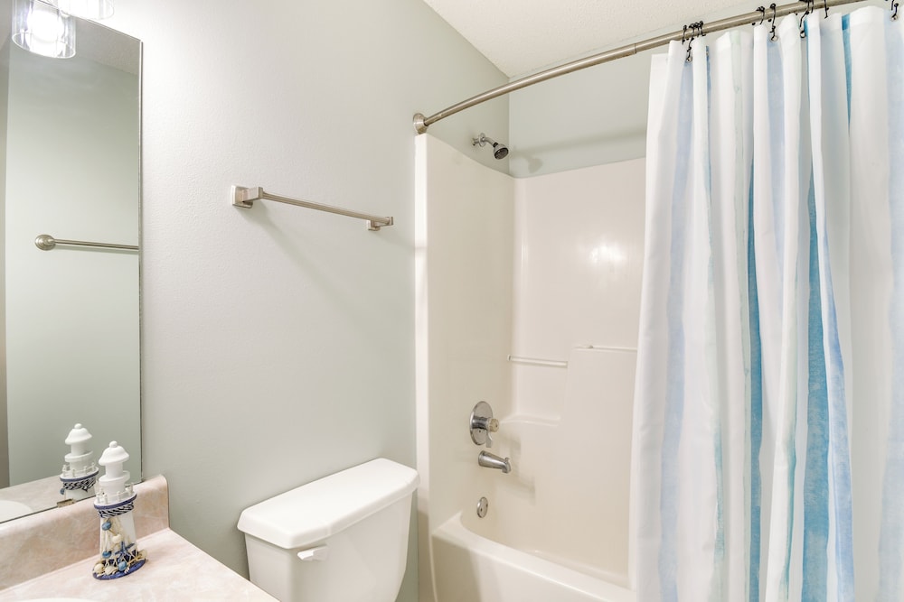 2 Mi to Beach: Condo w/ Balcony in Gulf Shores!