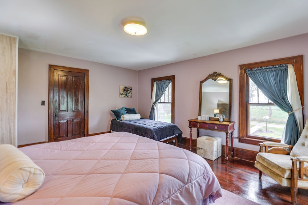 Group Getaway: Luxe Farmhouse in Mt Horeb!