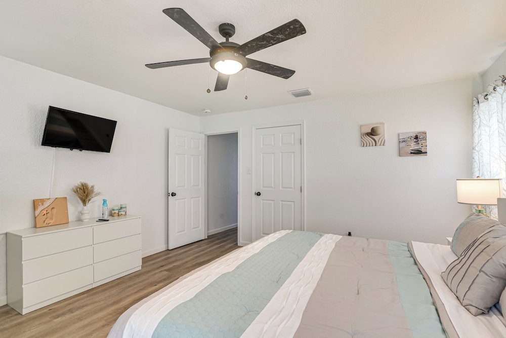 < 1 Mi to Beaches: Galveston Retreat w/ Patio!