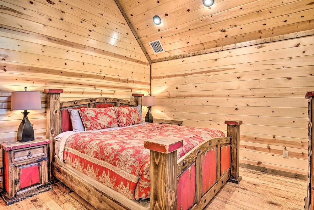 Luxe Cabin w/ Hot Tub, 6 Mi to Broken Bow Lake view 5