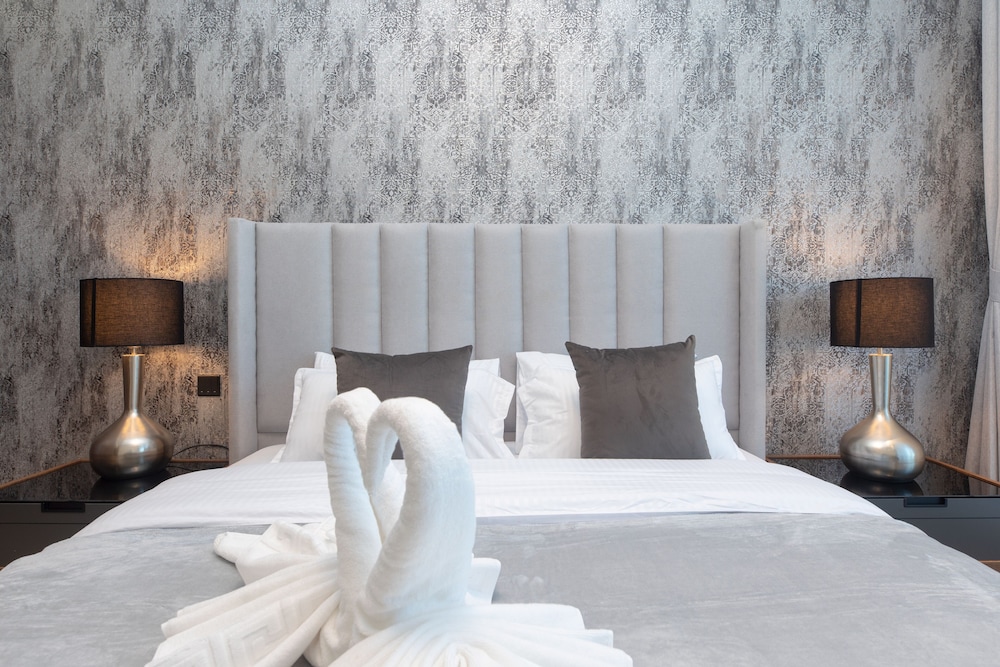 SIMPLY COMFORT Urban Chic Suites in J One Tower City & Canal Views