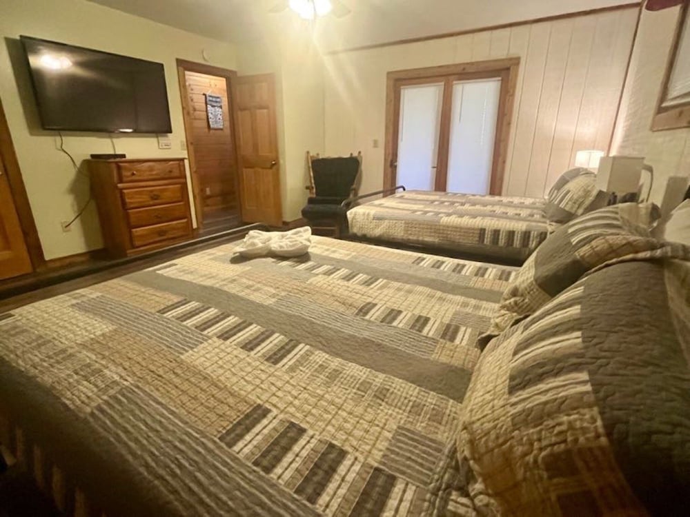 Er19 - Fryemont Great Location - Close To Town! 3 Bedroom Cabin by RedAwning view 4