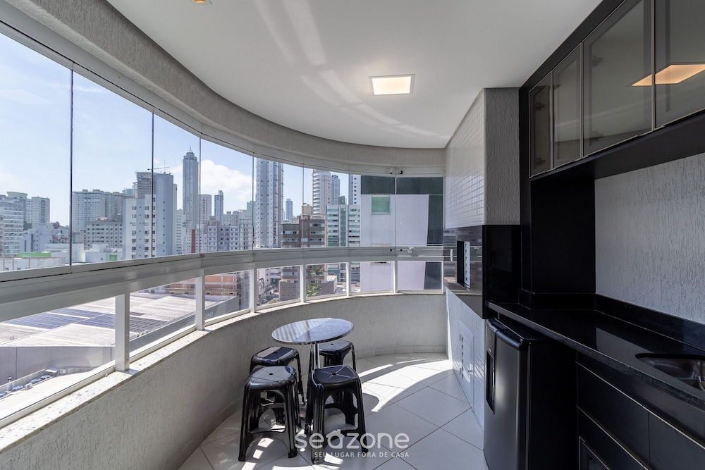 Aprt w Balcony 600m fr the Coast Centro BC Ejf0702