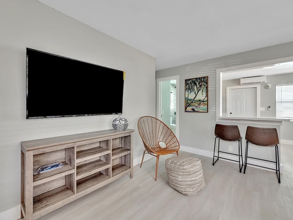 Beachside 1BR Apt Walk to Hollywood & Dania Beach