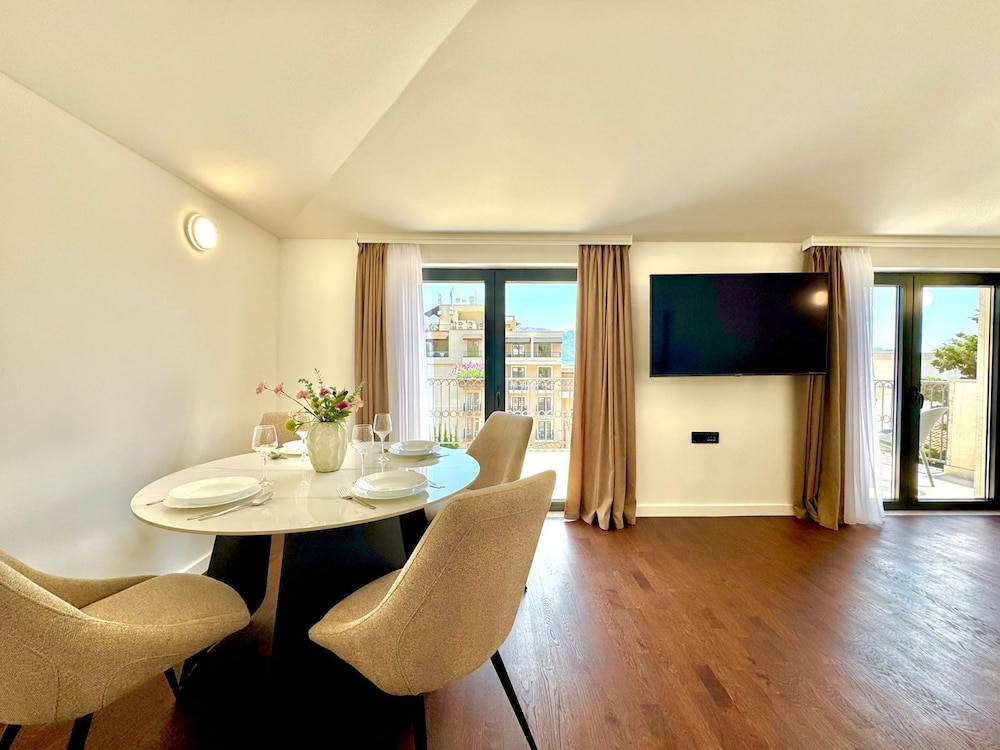 Sunny Bay Apartments