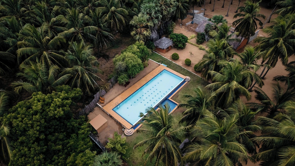 Roshanne Beach Resort