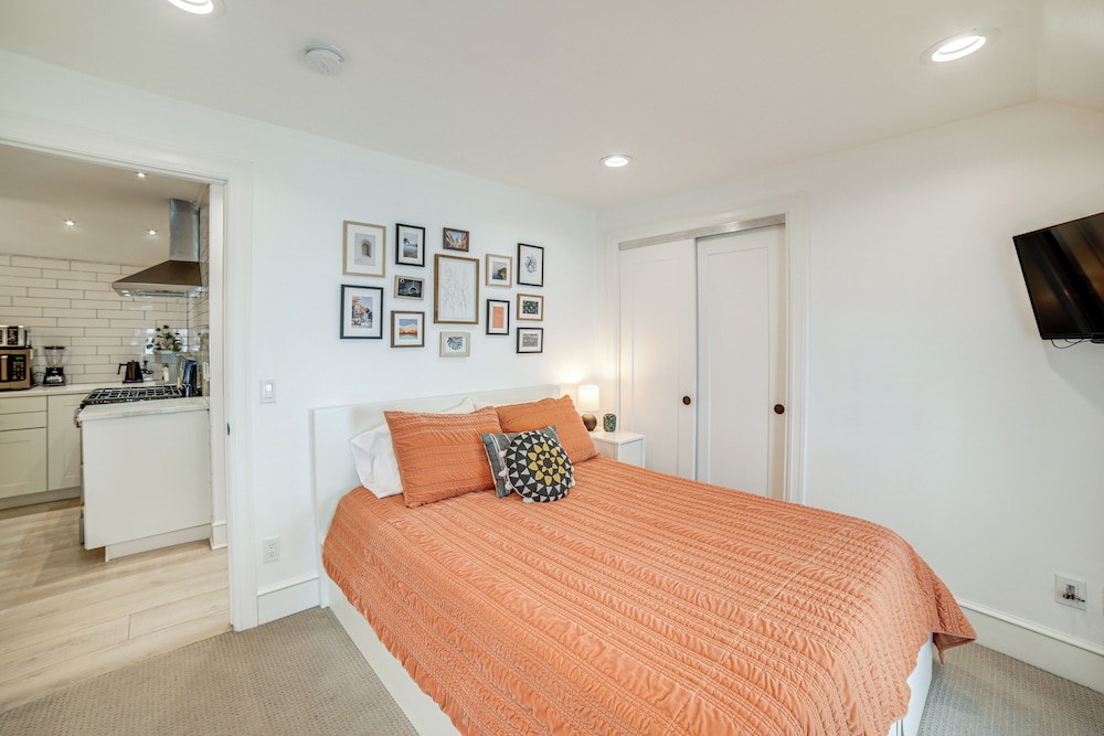 1 Mi to Dtwn Grand Rapids: Chic Condo w/ Balcony!