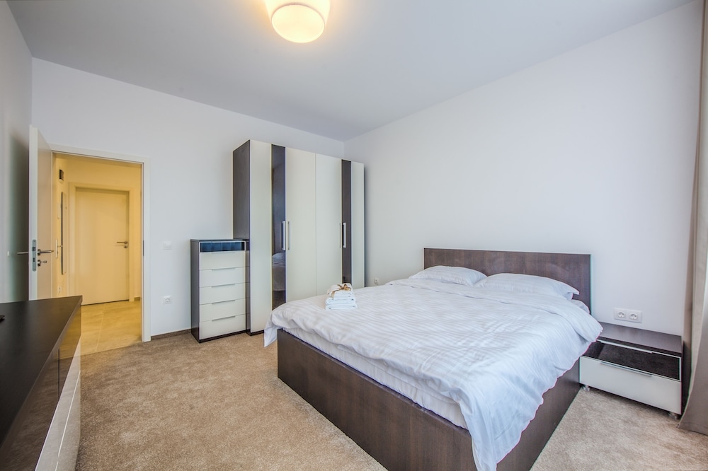 22 Residence view 2