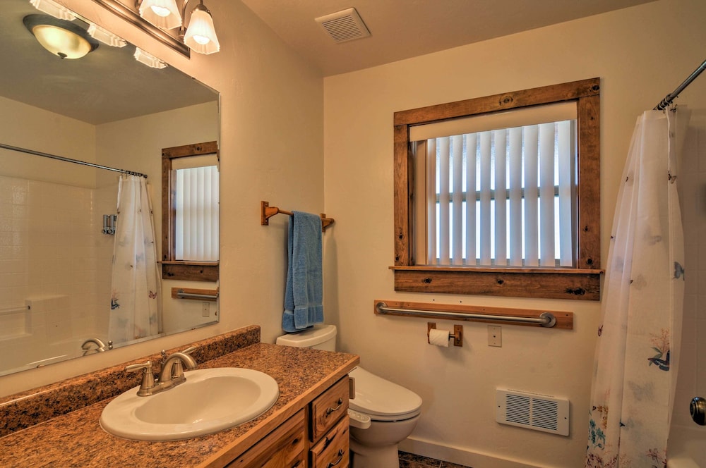 Cozy Henrieville Cabin: 18 Mi to Bryce Canyon NP! view 5