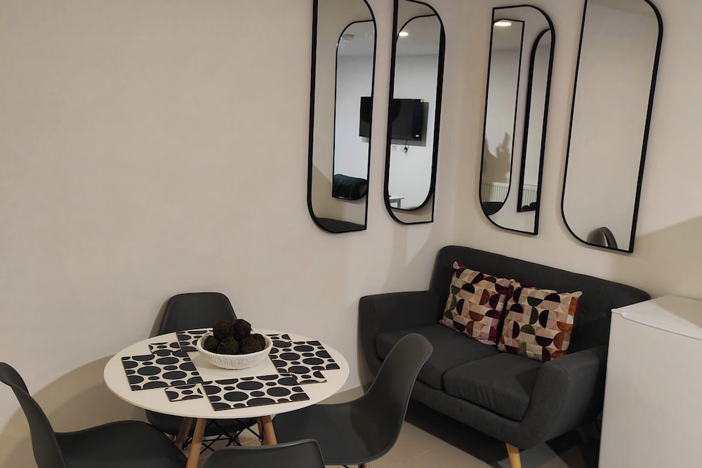 Leeds 3 Bed En-suites Apartment Retreat- Sleeps 9