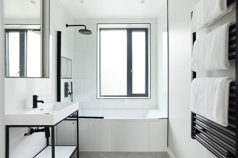 The Brondesbury Hideaway - Stylish 3bdr Flat With Balcony + Parking
