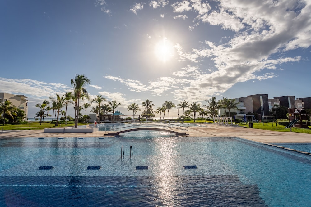 Casa Bellisima ! 2 bedroom swim up 2 Apts by RedAwning