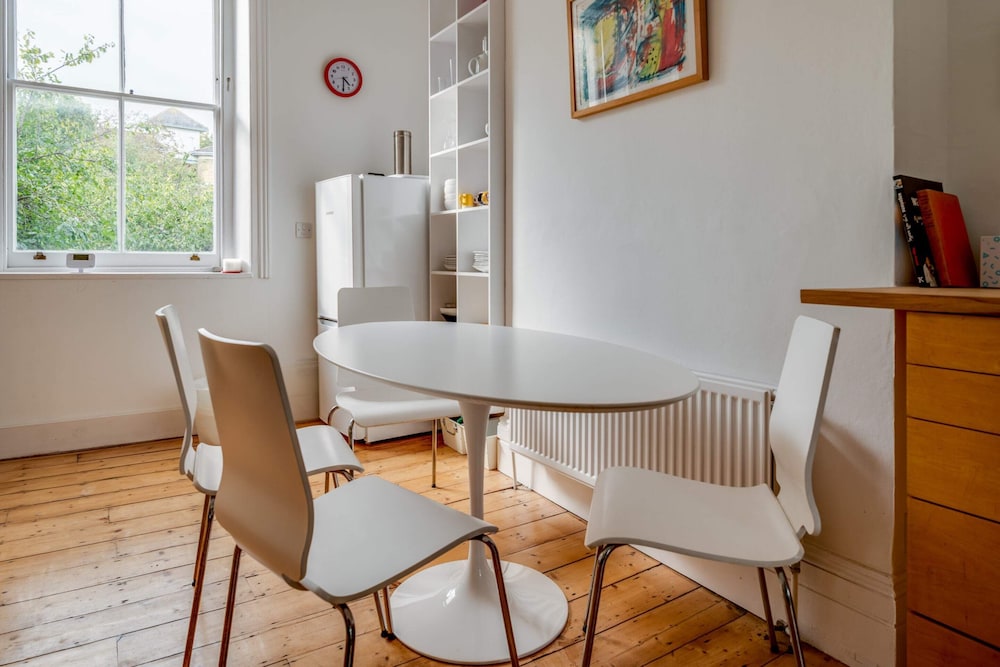 Bright Two Bedroom Apartment Near Vibrant Camden Town