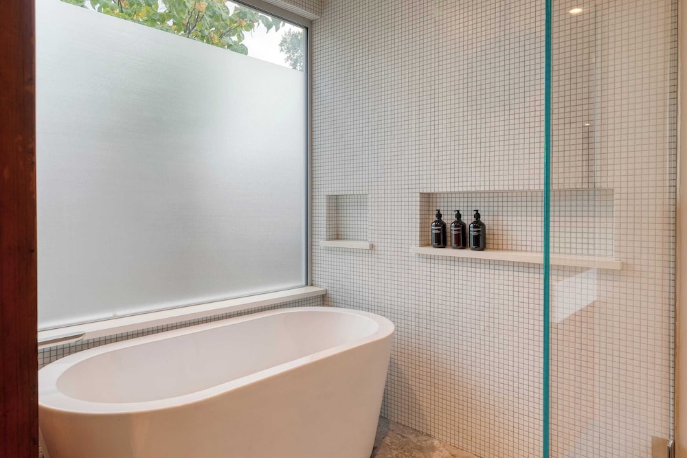 Modern Austin Home w/ Pool, Putting Green & Coffee Nook Townes Retreat by Avantstay
