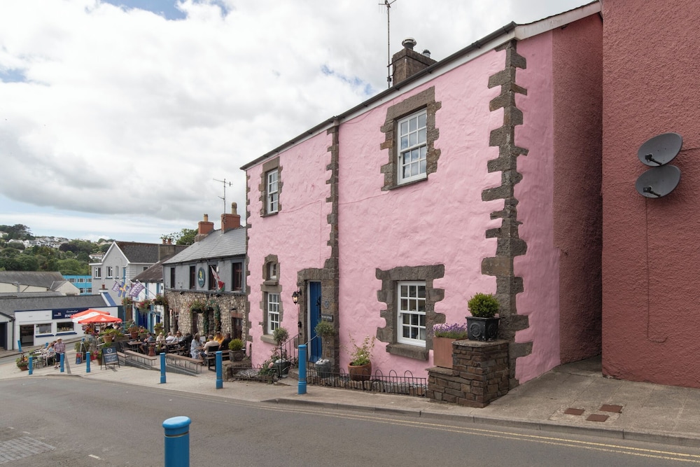 The Old Cottage - Central Location Near the Beach