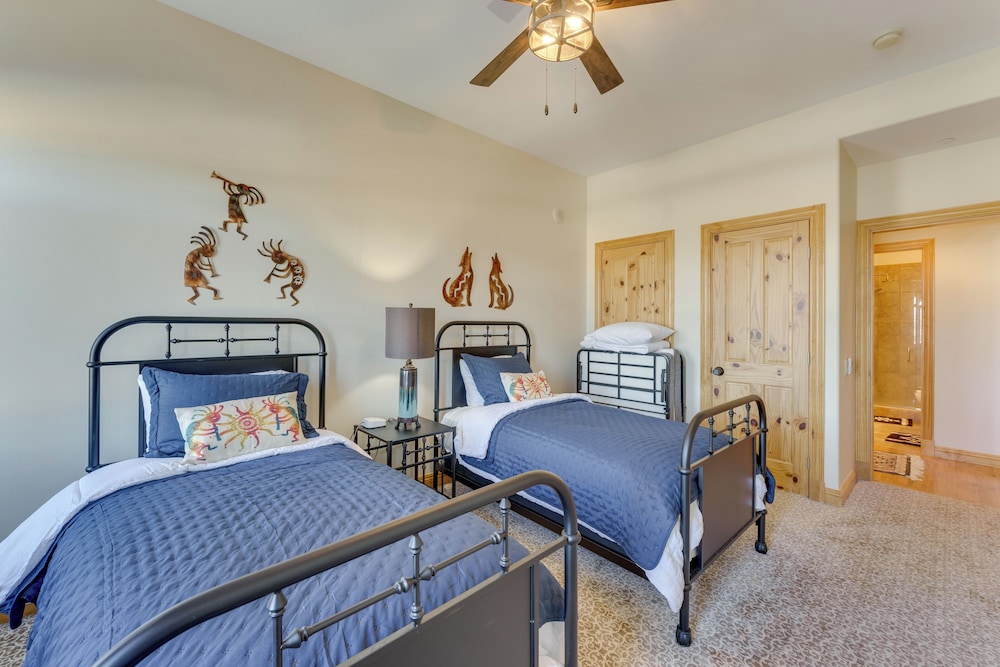 1 Mi to Skiing: Mtn-view Condo in Angel Fire!