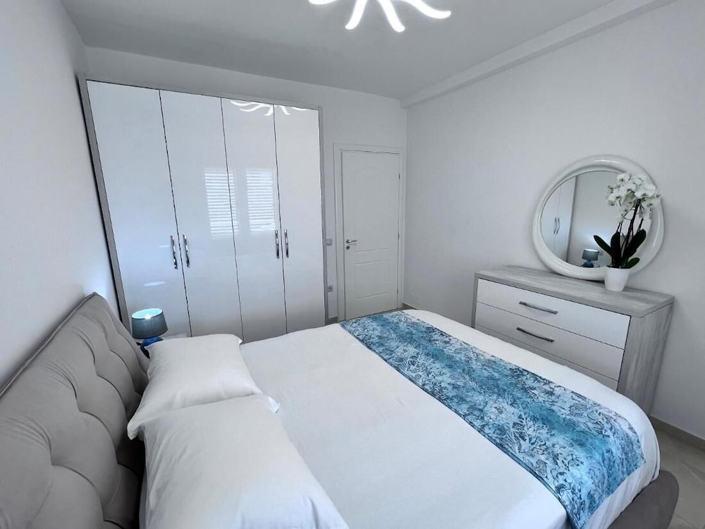 White Luxury Apartment photo 5