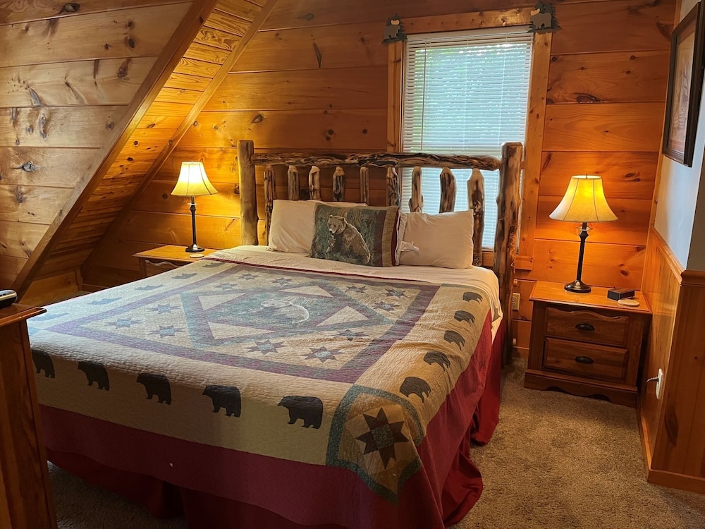 Er27- Bear Naked - Great Location- Close To Town 2 Bedroom Cabin by RedAwning view 4