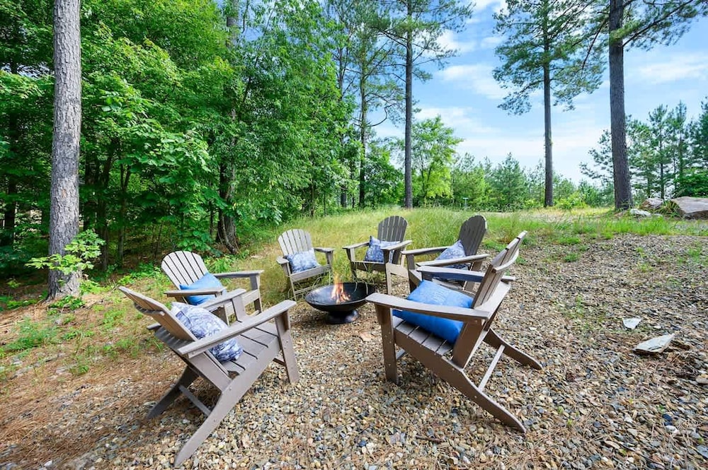 Family-friendly Broken Bow Cabin w spa Game Room