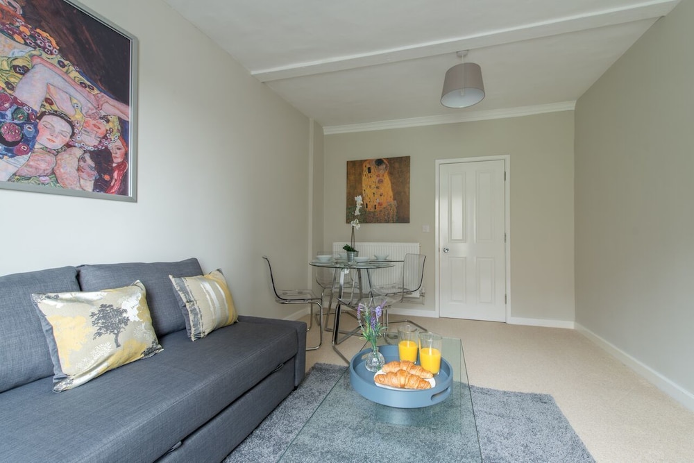 Central Apartment Facing Windsor Castle view 5