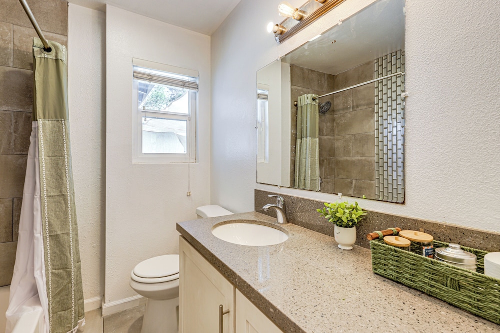 Pet-friendly Apt 11 Mi to Dtwn San Diego!