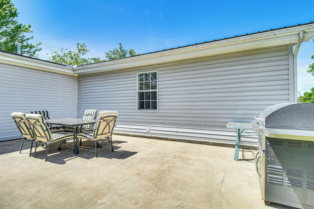 4 Mi to Norfork Lake: Country Stay w/ Farm Views!
