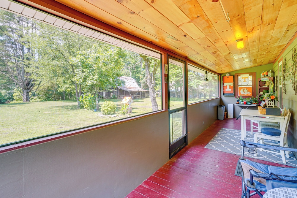 Riverfront Cabin - 6 Mi to Great Smoky Mtns NP!
