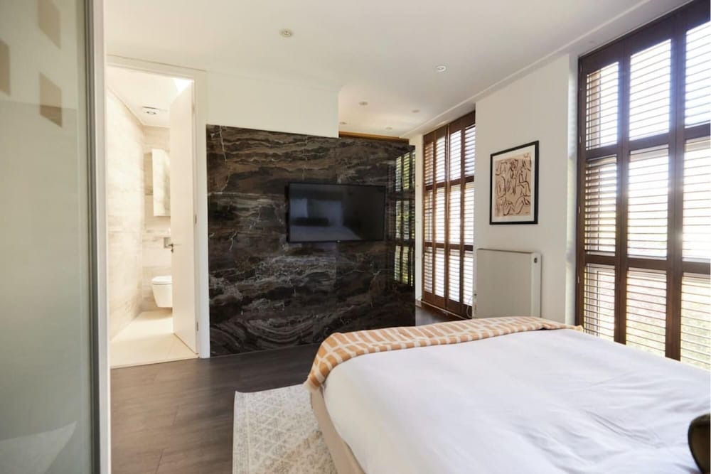 The Swiss Cottage Wonder - Glittering 2bdr House With Garden