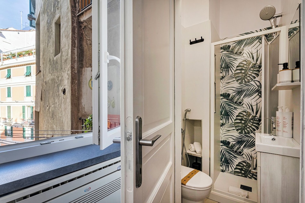Art and Comfort near Lomellini Street
