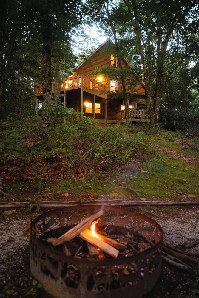 Cheerful Two Bdrm Cabin With Hot Tub & Pet Friendly