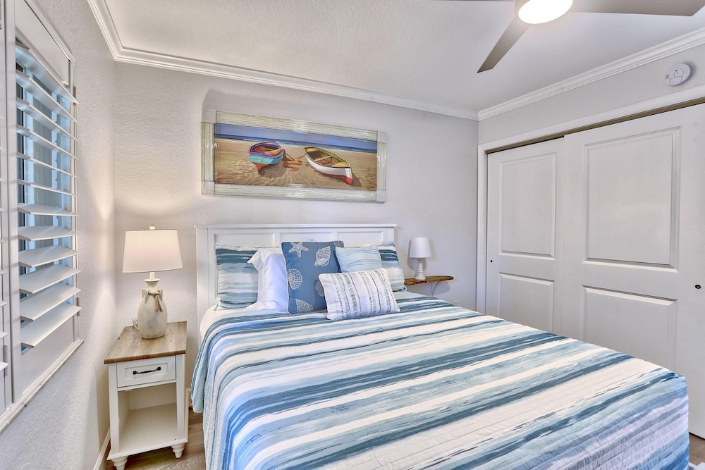 Land's End 11-302 Beach Front - Premier