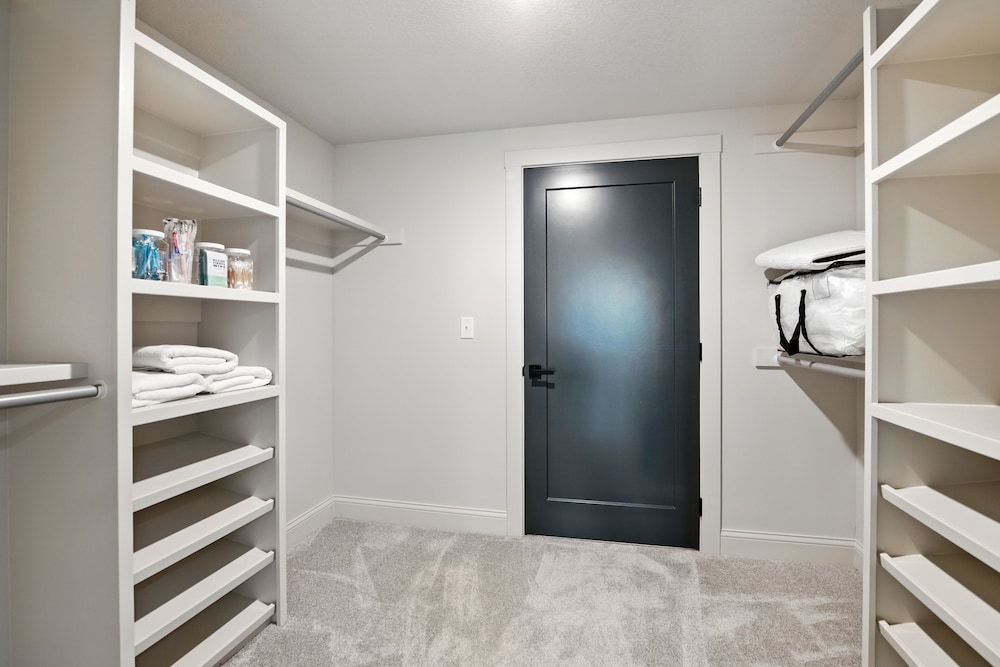 Brand New Cool Comfy Lawrence Retreat 3 Bedroom Duplex