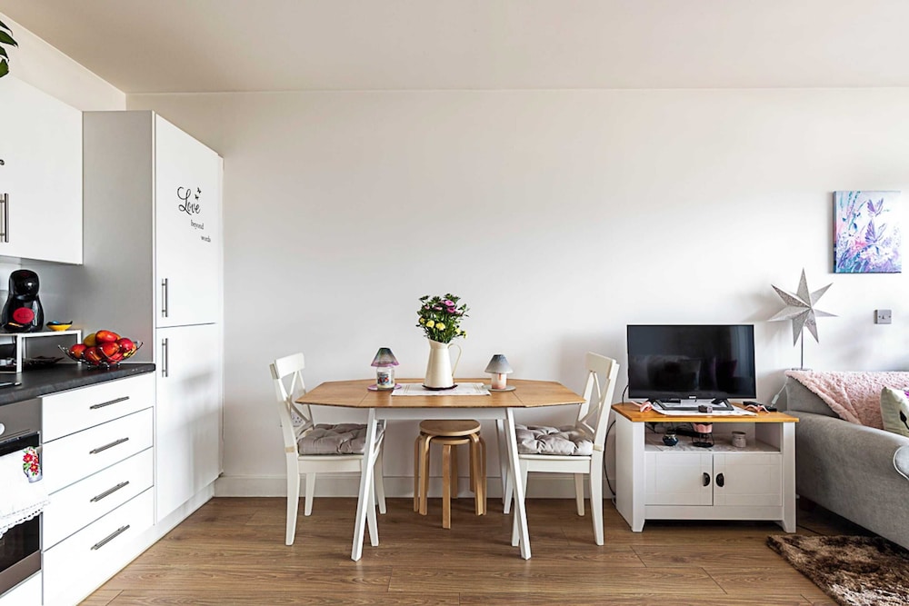 Stylish Canary Wharf Retreat For 2