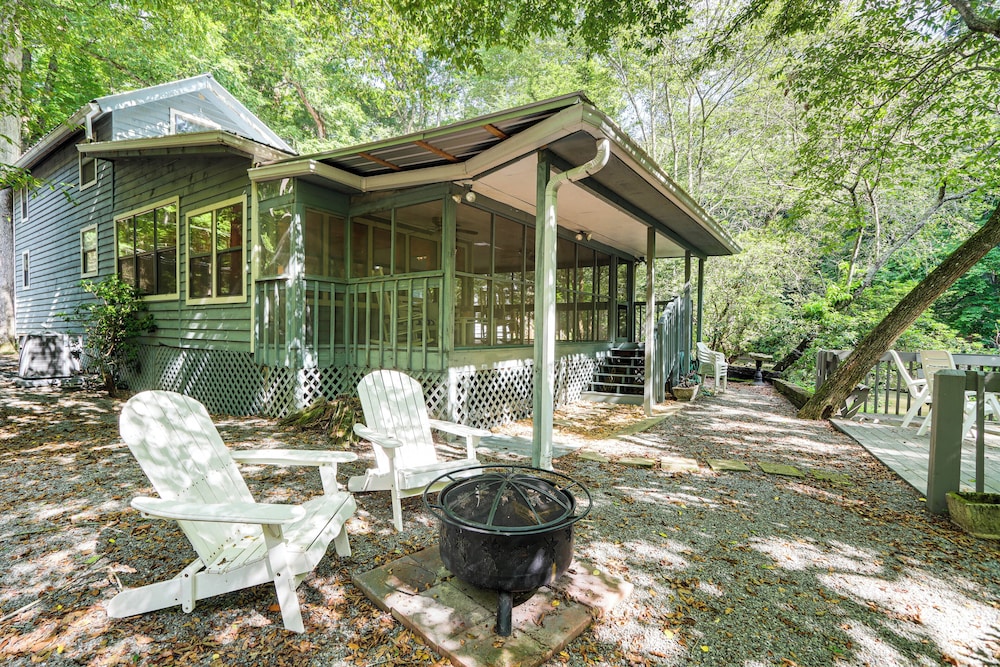 Cartecay River Retreat w/ Yard & Screened Porch!