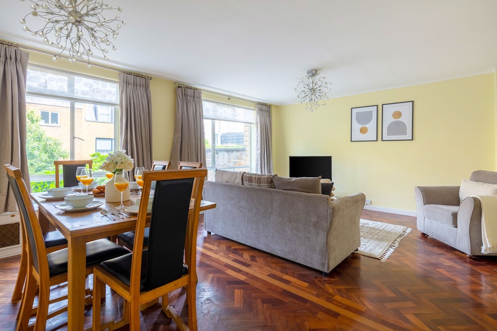Elegant & Airy 2BR near Regents Park