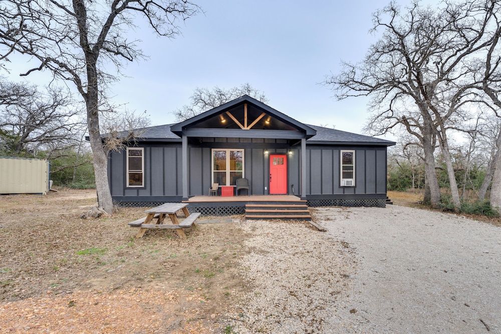 Private Deck & Forest Setting: Waelder Cabin!