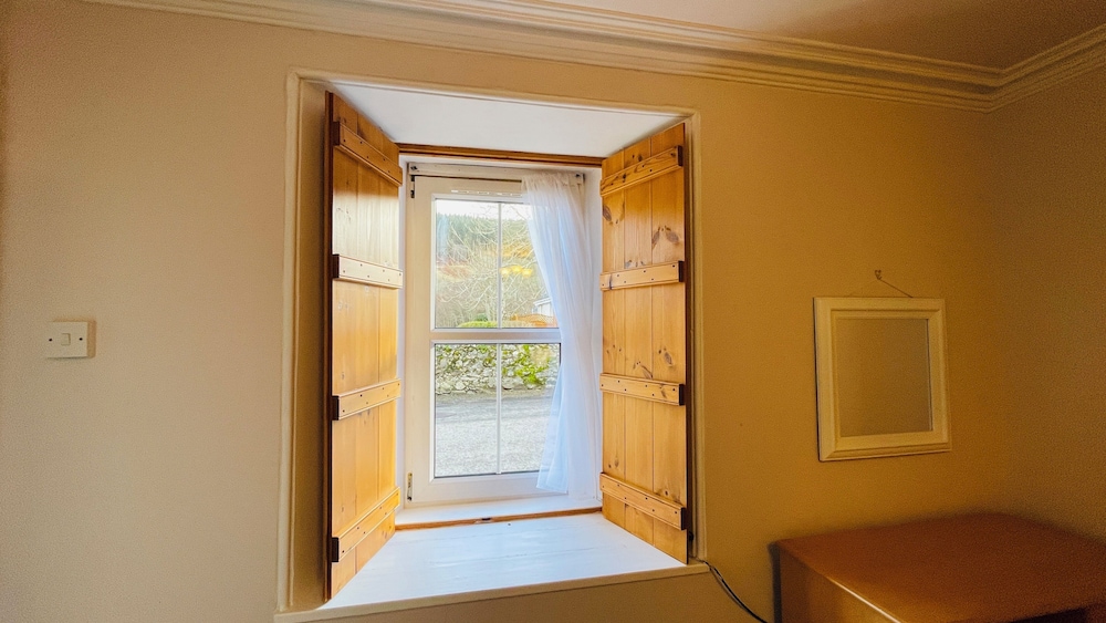 Traditional Highland Cottage Near Loch Ness-sleeps 6