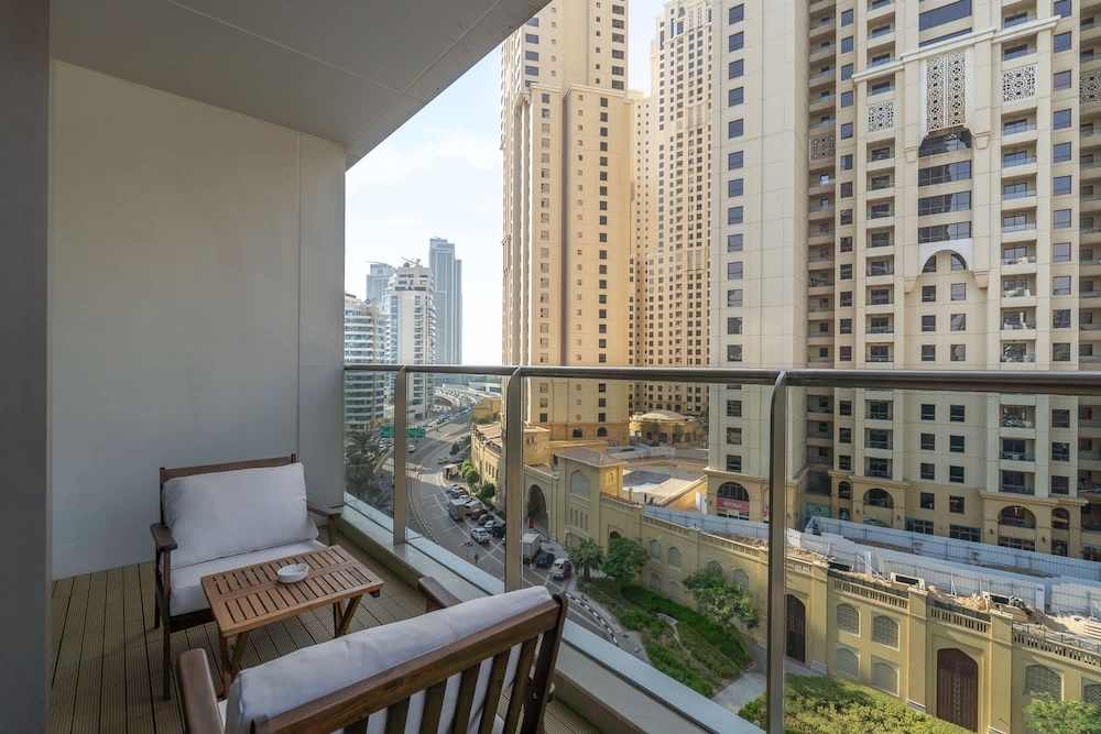 Bright and Airy 1-bedroom Apartment Perfect for 4 in Dubai Marina