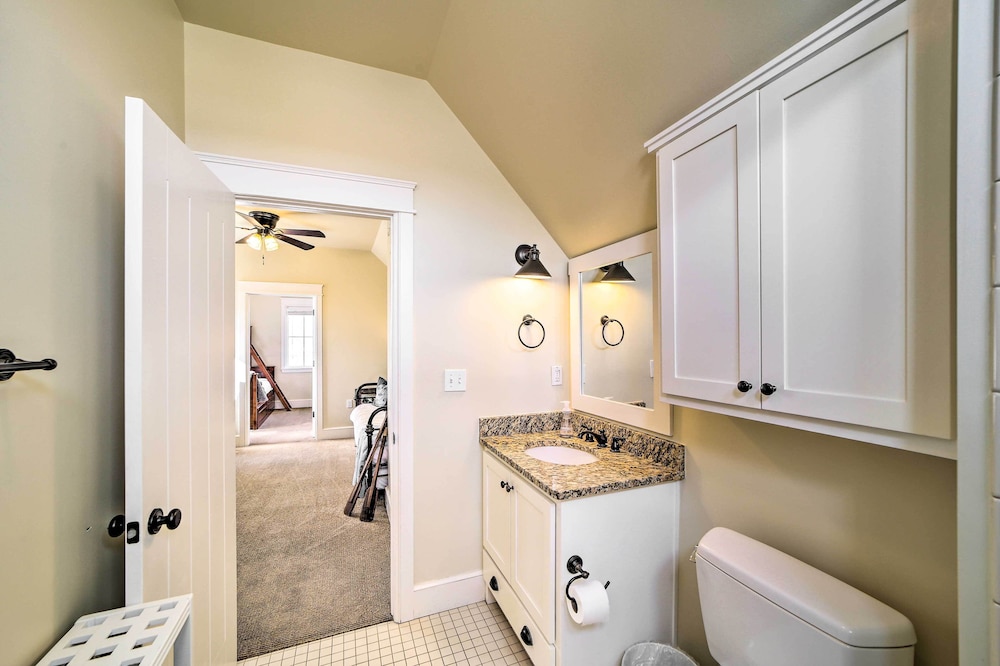 Carlton Landing Home: Walk to Lake & Parks! view 4