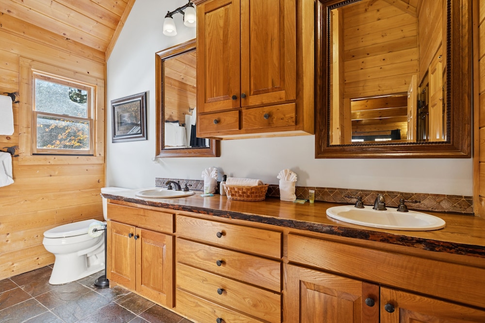 Pine Cone Cabin 4 Bedroom Cabin