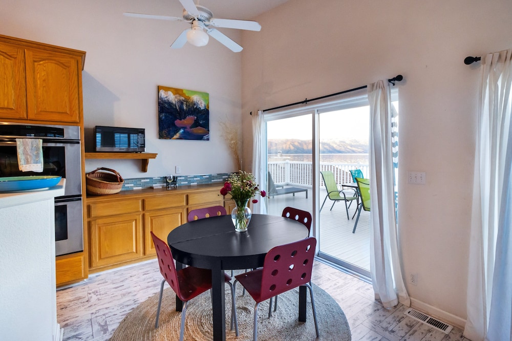 Waterfront Home - Private Dock Pickleball Bbq 4 Bedroom Home
