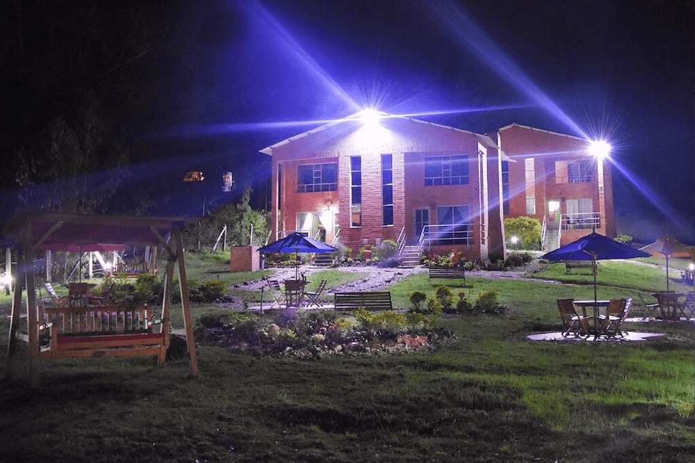 Hotel Cabañas Lago Parque Paipa - Image 1