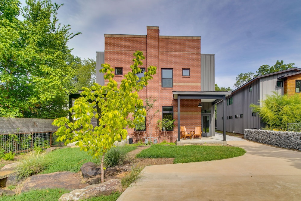Fayetteville Vacation Rental < 1 Mi to Town Center view 5