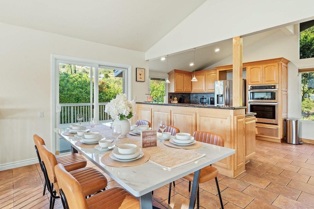 Spacious Retreat With Scenic Mountain Views