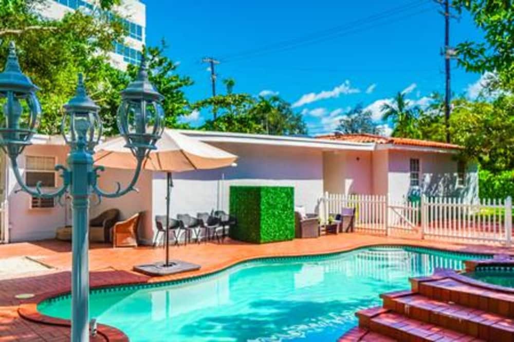 2710 Heated Pool 7 Beds 5 Baths Sleep 15 Park 4 Car
