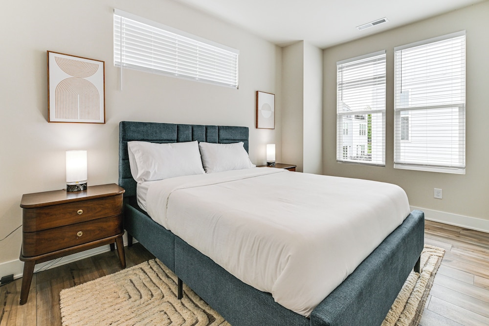 2 Mi to Uptown Charlotte: Townhome w/ Balconies!