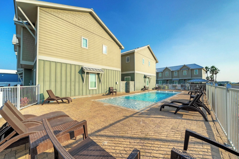 Sleeps 19 2 Homes w/ Pool, Foosball+shuffleboard Mins to the Beach + Shops