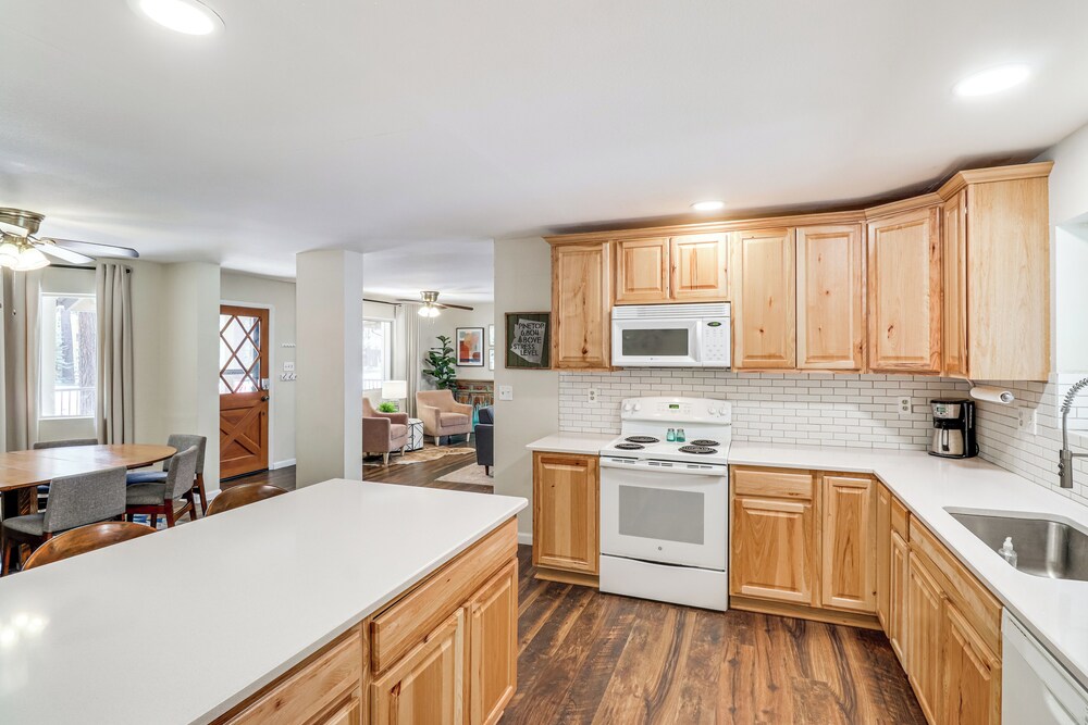 Spacious Decks: Family Pinetop Country Club Home
