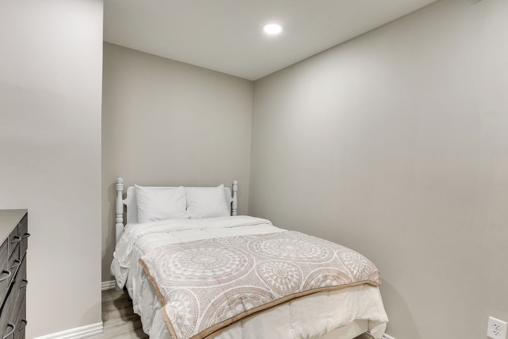 Half-mi to Oakland City Golf Club: Sleek Apartment